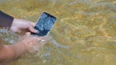 Smartphone Tips What to do when your smartphone fallen in Water here are some tips to follow घबराएं नहीं! पानी में गिर गया है मोबाइल तो तुरंत करें ये काम, ऐसे हो जाएगा ठीक