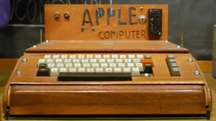 Apple-1 the first computer made by steve jobs sold at 2.5 crore rupees in auction Apple-1: ₹2.5 करोड़ रुपये से भी ज्यादा कीमत में बिका एप्पल का यह कंप्यूटर, जानें इसकी खासियत