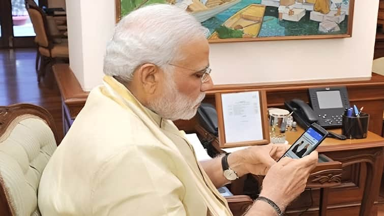 Which smartphone does PM Modi use Know features operating system specifications कौन सा स्मार्टफोन इस्तेमाल करते हैं PM मोदी? जानें किन फीचर्स से है लैस